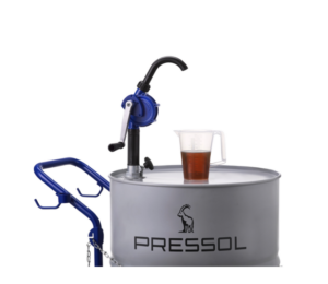 Pressol draaizuigerpomp in actie tijdens het overpompen van hydrauliekolie in een jerrycan