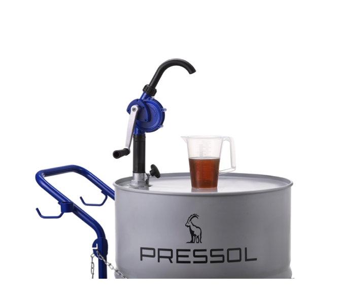 Pressol draaizuigerpomp in actie tijdens het overpompen van hydrauliekolie in een jerrycan